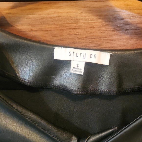 Elegant Black Faux Leather Bodysuit with Puff Sleeves - Picture 2 of 5